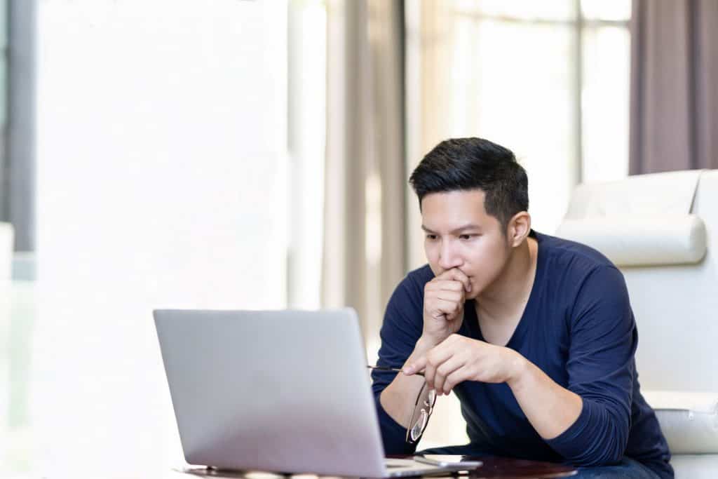 A man surfing on the internet trying to figure out if he needs to start an SMSF